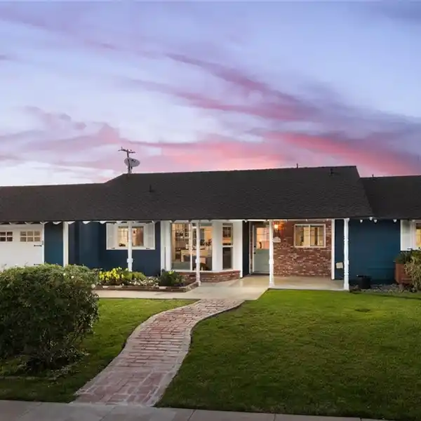 RENOVATED SINGLE-STORY WITH A FLEXIBLE PLAN