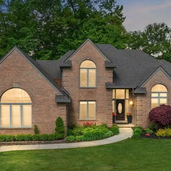 SPACIOUS LIVING WITH EXPANSIVE ENTERTAINER’S PATIO