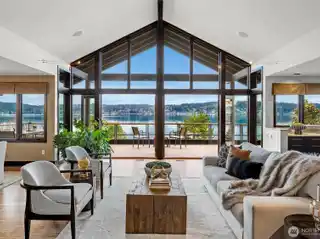 Luxurious Lakefront Oasis