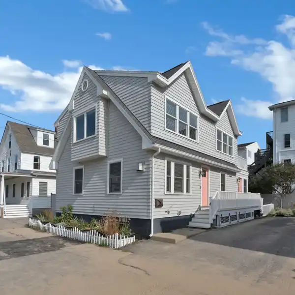 CHARMING BEACH COTTAGE