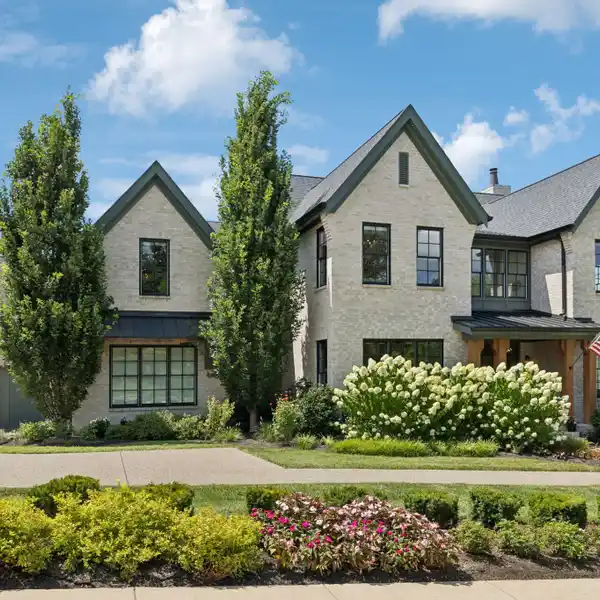 DESIGNER ELEGANCE WITH RESORT-STYLE AMENITIES