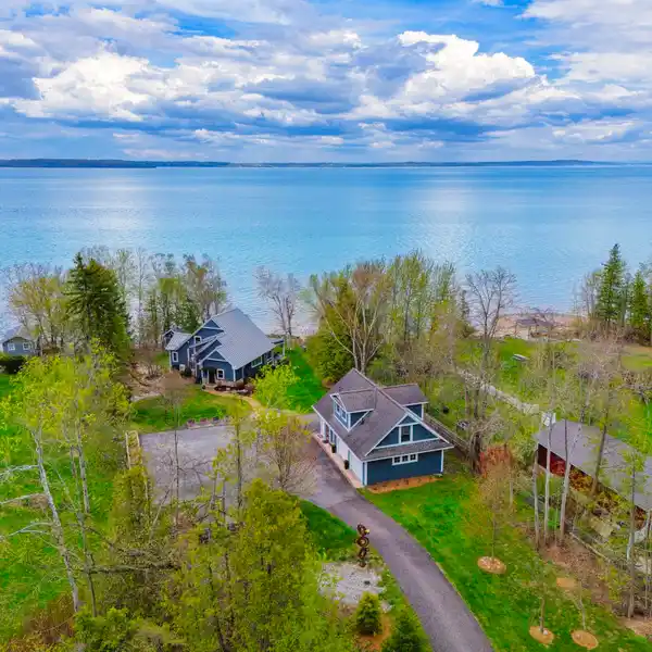 CHARMING LAKE LIFE HOME PLUS COTTAGE AND STUDIO