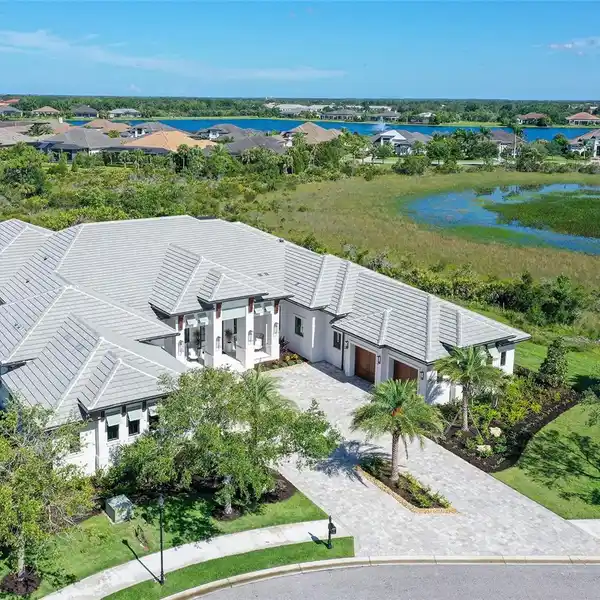 ARCHITECTURAL MASTERPIECE IN EXCLUSIVE GATED LAKE CLUB