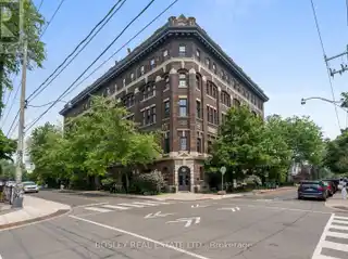 Singular Residence in the Iconic Argyle Lofts