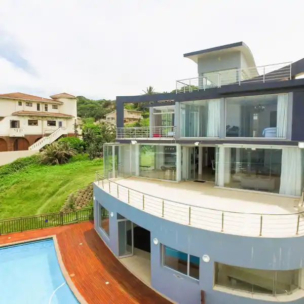 ELEGANT MANSION OVERLOOKING THE OCEAN