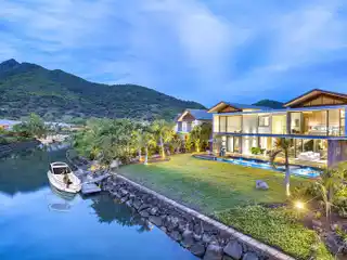 Prestigious Villa Between the Ocean and the Mountains