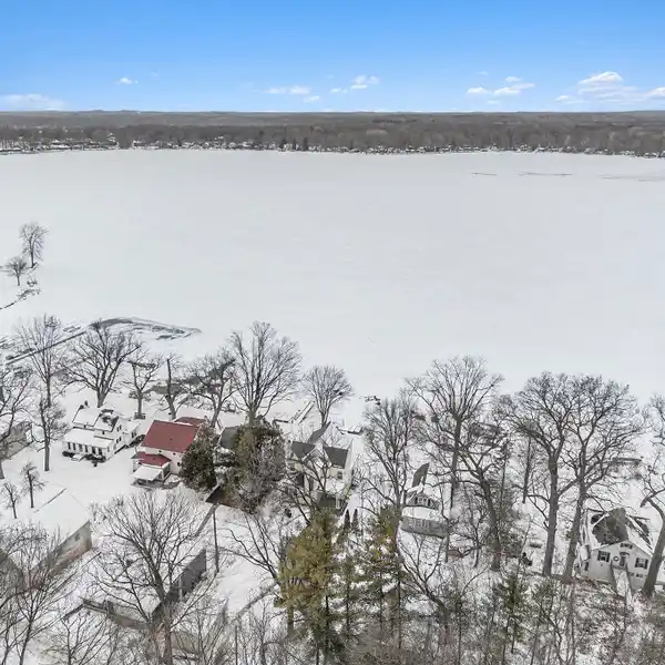 COMFORTABLE COTTAGE ON BASE LINE LAKE