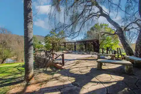 Serene Off-grid Living with Space to Thrive