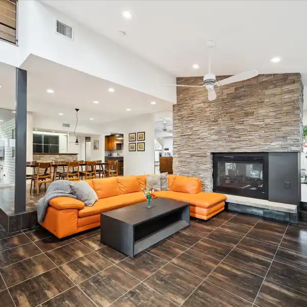 WEST UNIVERSITY CONTEMPORARY STYLE HOME