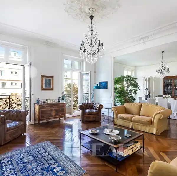 ELEGANT APARTMENT NEAR PARC MONCEAU