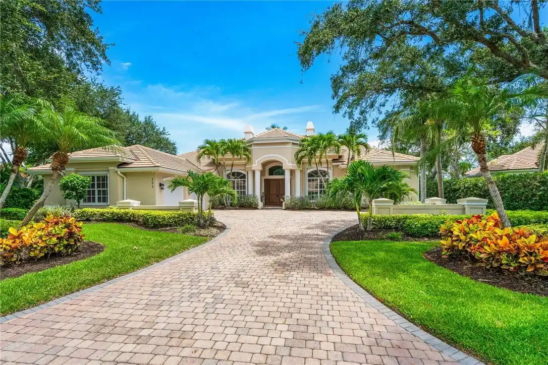 Four Bedroom Shores Lakefront Residence