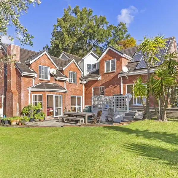 FLEXIBLE LAYOUT MEETS PARKSIDE GREENHITHE LOCATION