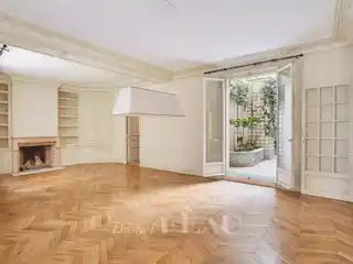 Elegant Ground-Floor Apartment in Prestigious Location