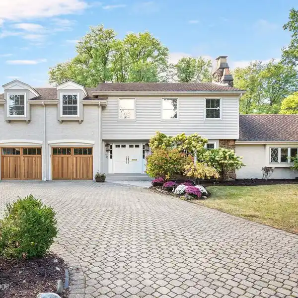 CALIFORNIA-INSPIRED ORGANIC CHIC IN BEAUTIFULLY ENHANCED HOME