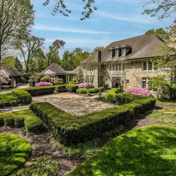 EXQUISITE CUSTOM ESTATE IN SPRINGWOOD