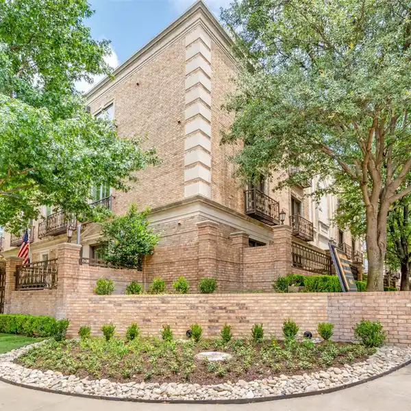 PENTHOUSE LEVEL AT DREXEL PARK HOLLOW CONDOMINIUMS