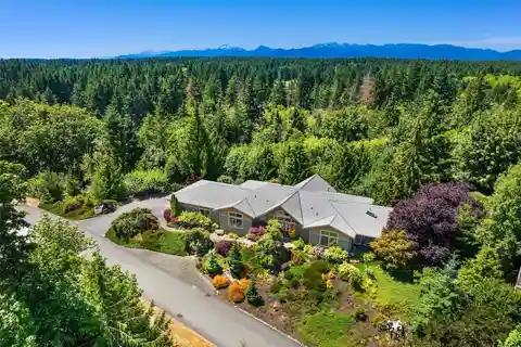 Exceptional Home in Kingston's White Horse Golf Community