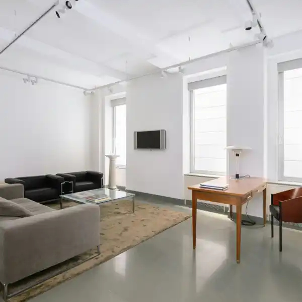 SPACIOUS LIVING ROOM PERFECT FOR ENTERTAINING