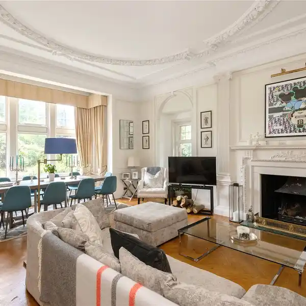EXCEPTIONAL FLAT ON THE GROUND FLOOR OF A MAGNIFICENT PERIOD BUILDING