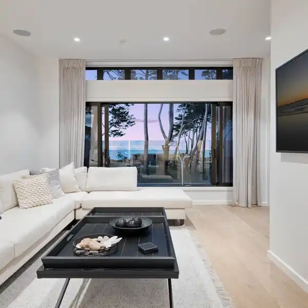 HIGHLY REGARDED BEACHFRONT APARTMENT