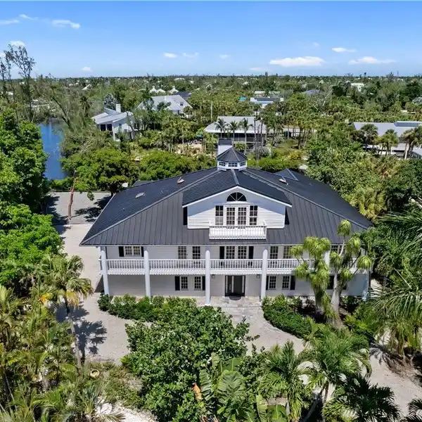 IMPECCABLY LOCATED OLD FLORIDA-STYLE LAKEFRONT HOME