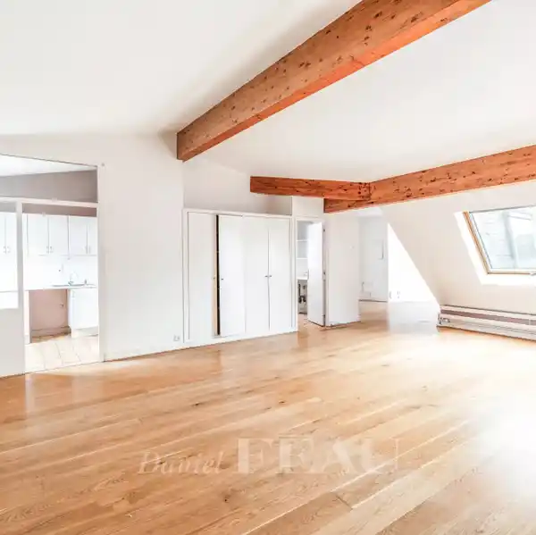 BRIGHT OPEN-PLAN APARTMENT