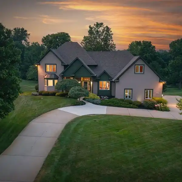 GRAND RESIDENCE IN SOUGHT-AFTER CEDAR BEND