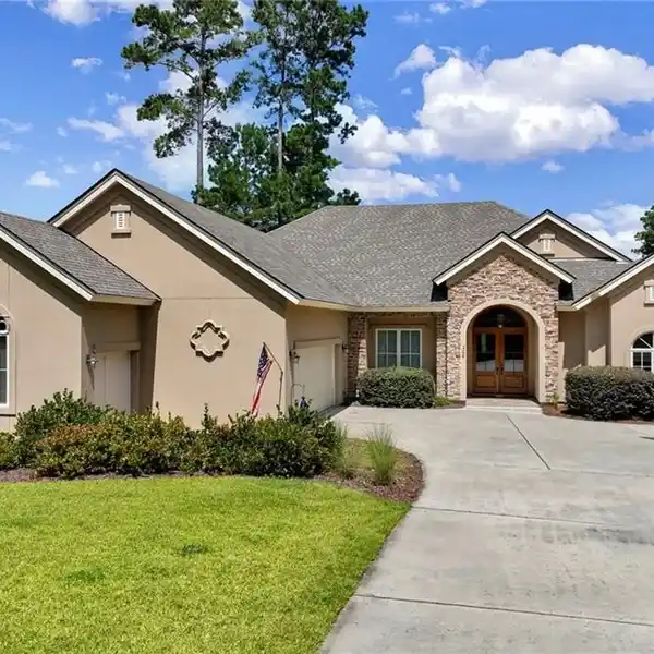 LAKEFRONT LIVING AT ITS FINEST