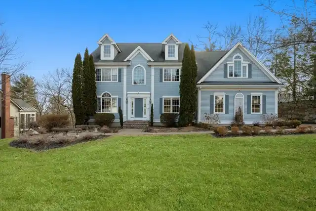 Stately Colonial in Ledge Hill