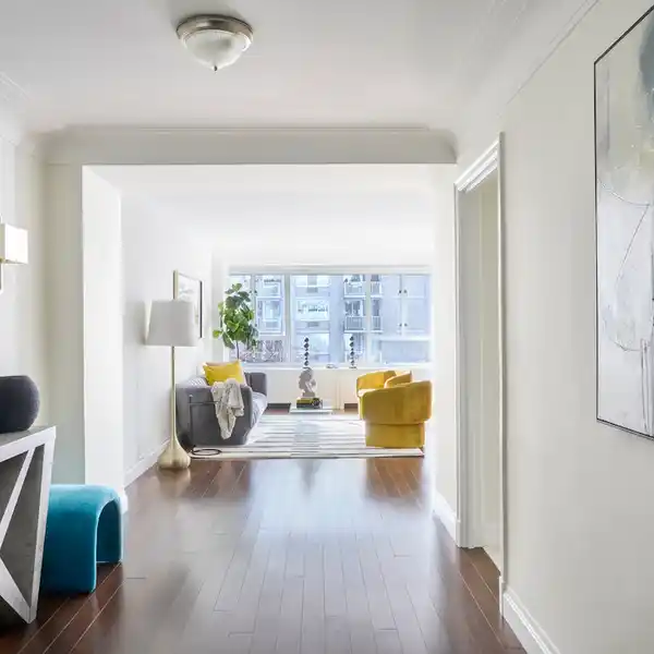 SOPHISTICATED SUNLIT HOME IN MANHATTAN HOUSE