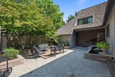 Luxury Detached Condo in Prestigious Area
