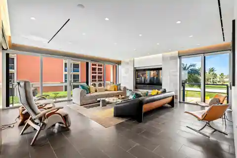 Exquisite Residence at Breakers Row