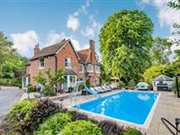  A SUBSTANTIAL AND BEAUTIFULLY REFURBISHED MANOR HOUSE WITH A SEPARATE COACH HOUSE 