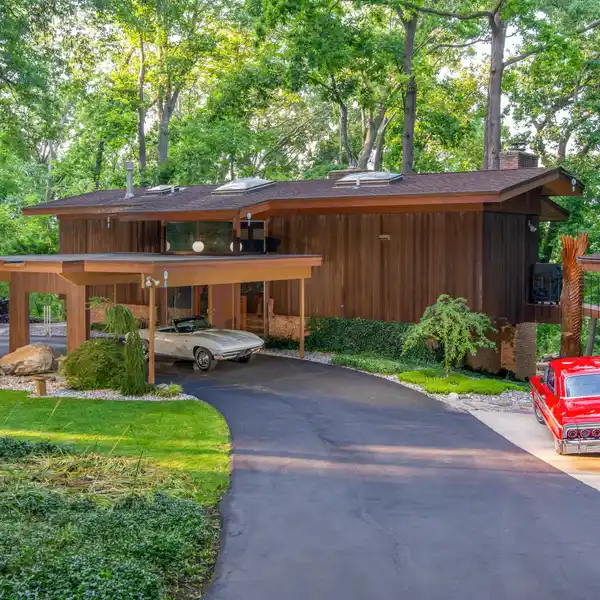 STRIKING MID-CENTURY MODERN HOME