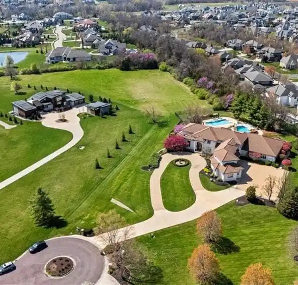EXQUISITE FIVE-ACRE ESTATE