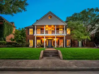 Indoor-outdoor Flow in Prestigious Quiet Enclave