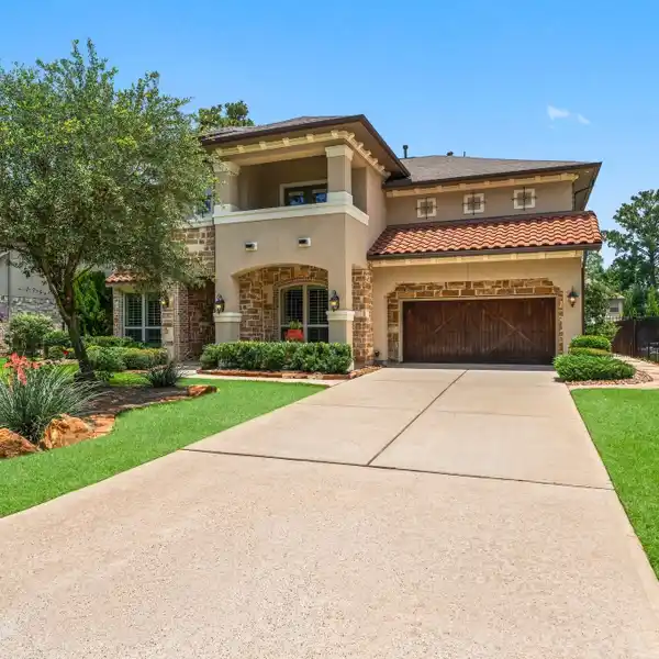 SPACIOUS HOME STEPS FROM SPINCASTER PARK