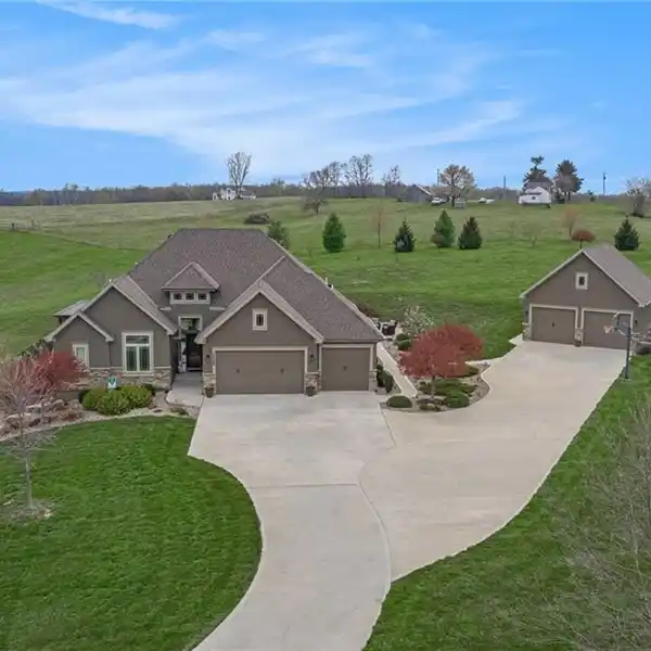 CUSTOM RETREAT IN THE PRESTIGIOUS BLUFFS AT WHISKEY RIDGE