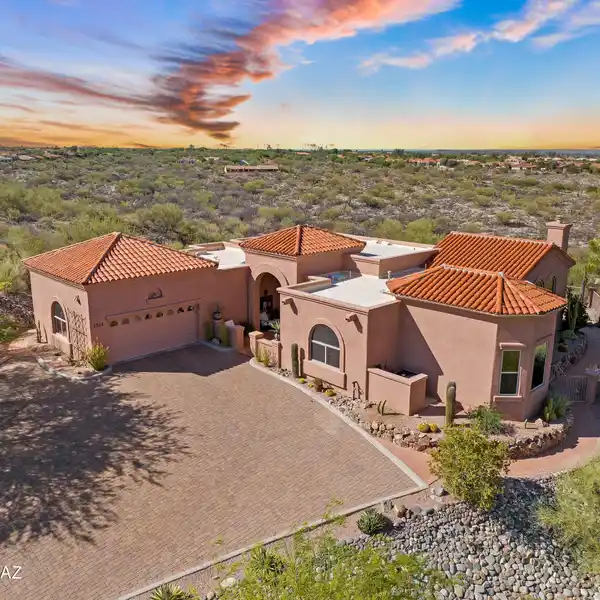 ELEGANT DESERT LIVING WITH LUSH OUTDOOR SERENITY
