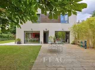 Magnificent House-Like Apartment