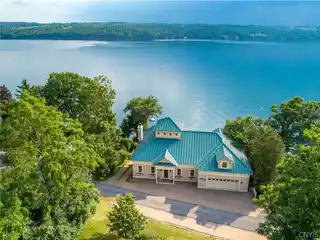 Well-built Home to Enjoy All Seasons