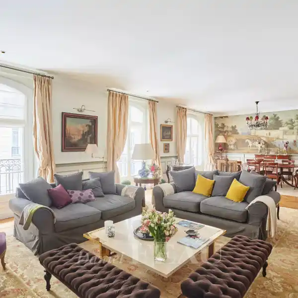 BEAUTIFULLY RENOVATED FIRST-FLOOR APARTMENT