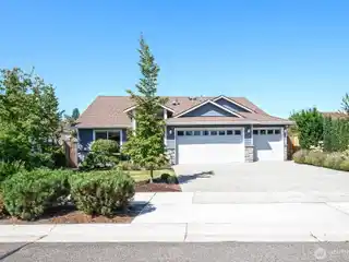 Stylish Rambler Combining Comfort and Entertaining Spaces