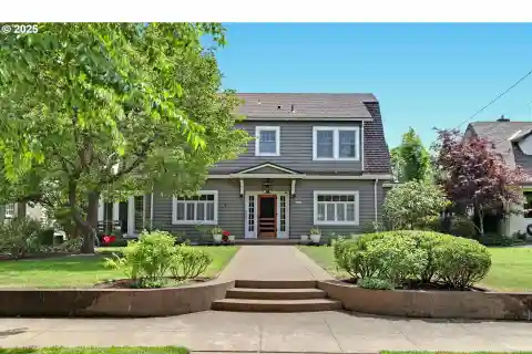 Laurelhurst Colonial Revival on a Coveted Street