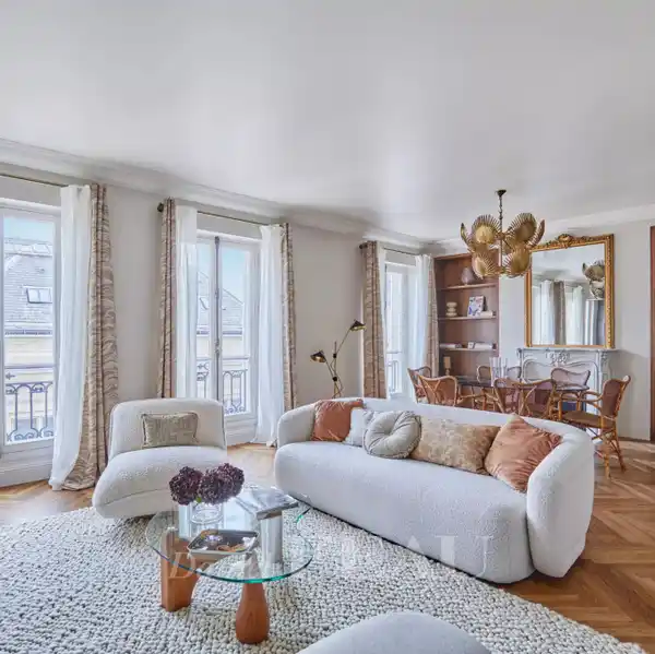 ELEGANT APARTMENT IN A FINE LATE 19TH CENTURY BUILDING