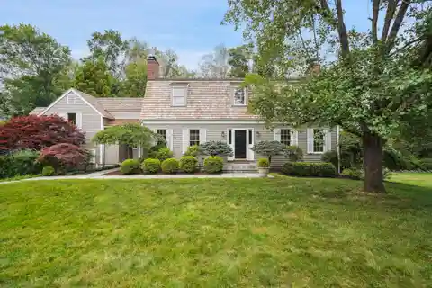 Lovely Colonial Home in Hunt Farm