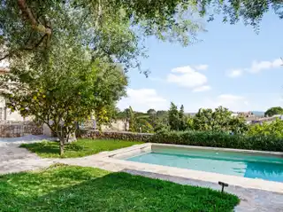 Beautiful Townhouse with a Pool and a Guest House