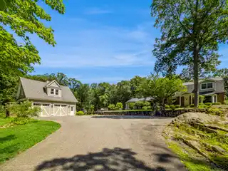 Elegant Hudson Ridge Residence with Indoor-Outdoor Living