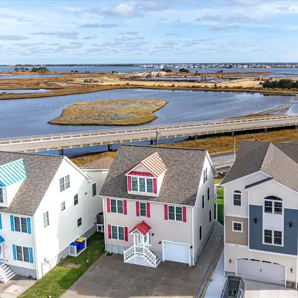 WATERFRONT LIVING WITH STUNNING BAY VIEWS