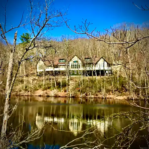 CONTEMPORARY ELEGANCE SURROUNDED BY NATURE’S BEAUTY